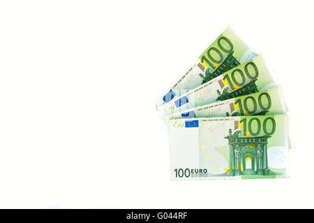 100 Euro Banknoten auf weißem Hintergrund. Raum auf der linken Seite Stockfoto