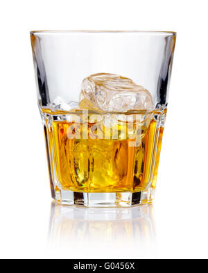 Whiskeyglas mit Eiswürfeln und Reflexionen isoliert Stockfoto