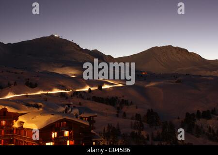 Belle Plagne Ski Resort in den Alpen in der Abenddämmerung Stockfoto