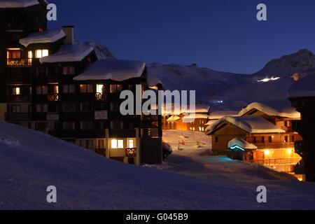 Belle Plagne Ski Resort in den Alpen bei Nacht Stockfoto