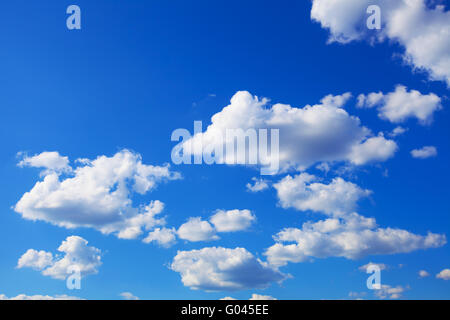 Sonnigen blauen Himmel mit geschwollenen Wolken Stockfoto