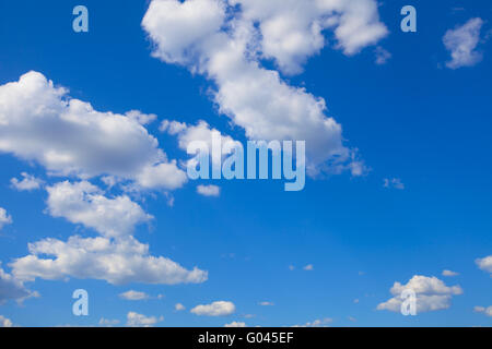 Sonnigen blauen Himmel mit geschwollenen Wolken Stockfoto