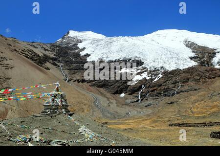 Karola Gletscher mit Stupa und Gebet Flaggen Tibet Stockfoto