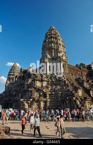 Touristen-Warteschlange zu klettern Zentralheiligtum, Angkor Wat (Tempel aus dem 12. Jahrhundert), UNESCO-Welterbe Angkor, Siem Reap, Kambodscha Stockfoto