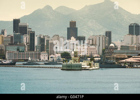 Palast auf Ilha Fiscal im Hafen von Rio De Janeiro und die Skyline der Innenstadt im Hintergrund, Rio De Janeiro, Brasilien Stockfoto