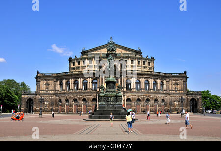 Semperoper, König John Monument, Theaterplatz, Dresden, Sachsen, Deutschland / König-John-Memorial, Theaterplatz, Opernhaus der Sächsischen Staatsoper Dresden, Opernhaus der Sächsischen Staatsoper Dresden Stockfoto