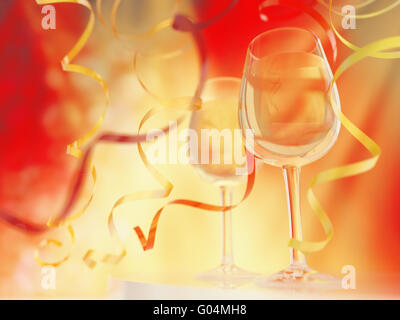 Champagner im Glas auf gelben und roten Hintergrund Stockfoto