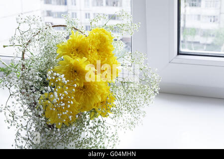 Frische Blumen in einer Vase auf dem Fensterbrett Stockfoto