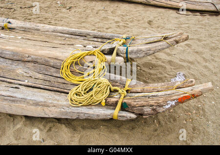 Indien, Puducherry, handgemachte Rohöl Boote auf Sand am Strand Stockfoto