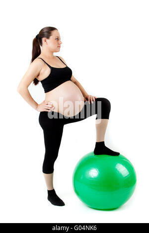 Schwangere Frau Übungen mit Gymnastik Ball. Stockfoto