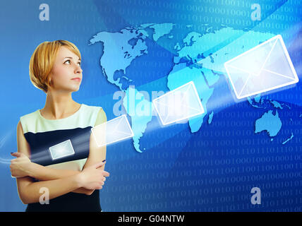 Frau über Weltkarte senden e-Mail-Nachricht über das internet Stockfoto
