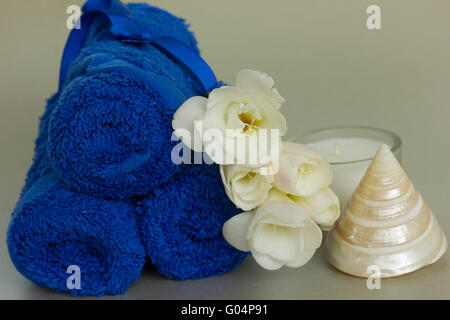 Blaue Tücher mit Lflowers und shell Stockfoto