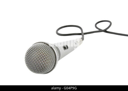 Silberne Mikrofon mit Kabel isoliert auf weißem Hintergrund Stockfoto