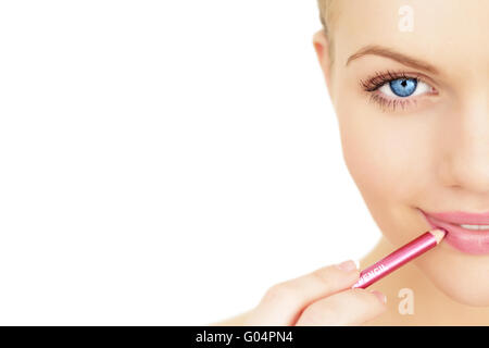 Auftragen von Lippenstift mit Lippe Concealer Pinsel isoliert auf weißem Hintergrund Stockfoto