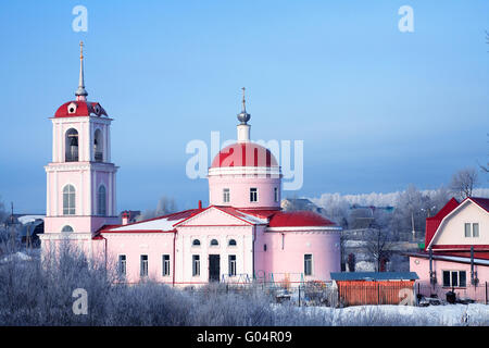 Schöne alte russische Christentum Kirche gegen blauen Himmel im winter Stockfoto