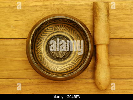 Tibetische Klangschale genommen von der Spitze, gesetzt auf einem Teak Holz Tisch. Stockfoto