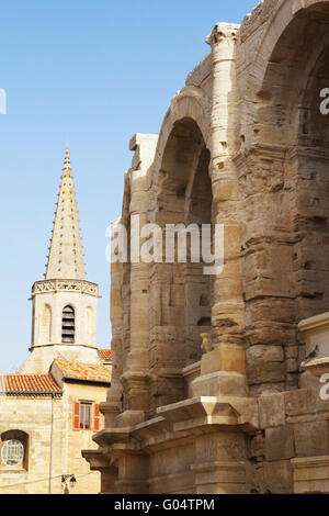 Blick auf das antike Amphitheater und die Arena mit Kirche von Arles in Südfrankreich (Provence). Vertikal. Stockfoto