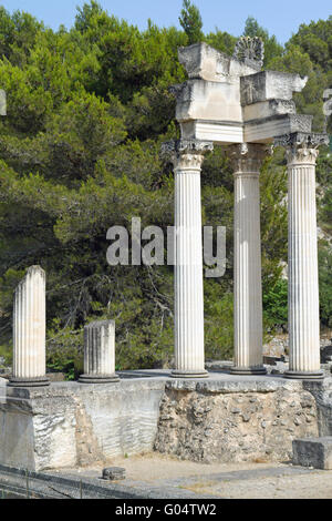 Restaurierten Säulen Twin korinthischen Tempels im ersten Forum Romanum von Glanum (Provence, Frankreich) Stockfoto