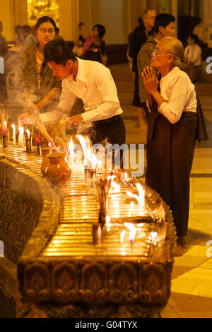 Gebet vor der Kerzen aus der Shwedagon Stockfoto