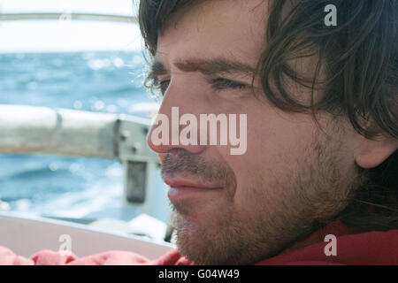 Porträt eines Seemanns mit einer Pinne im Hintergrund Stockfoto