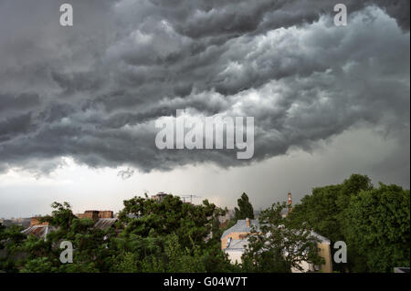 Dramatische stürmischen Gewitterwolken über Stadt von K Stockfoto