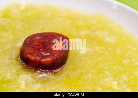 Würzige Paprika Wurst Chorizo und kaltes Melonensüppchen Stockfoto