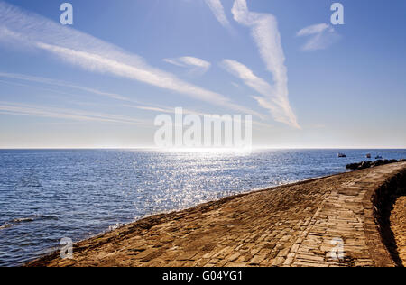 Ein Blick entlang Cullercoats Pier in der Sonne. Dies ist eine sehr sandige Bucht umgeben von kleinen Pfeiler Stockfoto