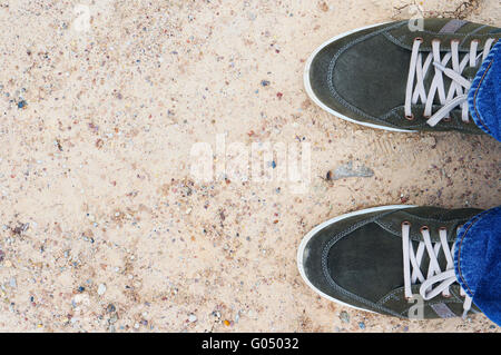 Grüne Wildleder Herren Sneakers auf Flußsand Konzept. Ansicht von oben. Massenproduktion Stockfoto