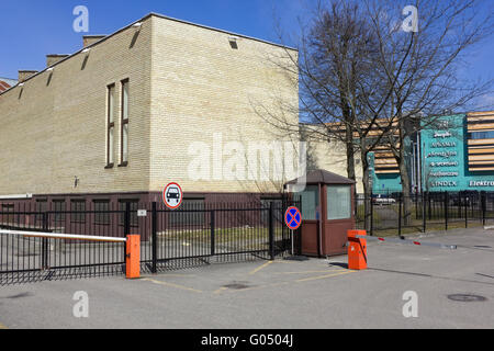 VILNIUS, Litauen - 2. April 2016: Leeren Parkplatz in der Nähe der größten Stadt Panorama triefend Zentrum.  Sonnigen Frühlingstagen Morgen Stockfoto