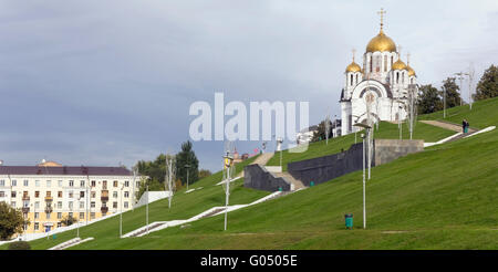 SAMARA, Russland - 19. September 2013: Orthodoxe Kirche von St. Georges siegreich gegen den Sturm Herbsthimmel. Die ersten sto Stockfoto