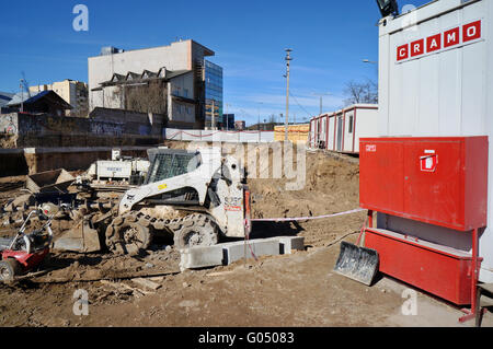 VILNIUS, Litauen - 2. April 2016: Graben mit Baumaschinen, die auf Cramo vermietet ist. Die Firma Mietwagen Flotte Bucht Stockfoto