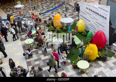 VILNIUS, Litauen - 2. April 2016: Eiern Hühnern und Frühling Blumen Installationen. Ausstellung von Hauskaninchen an der Trad. Stockfoto