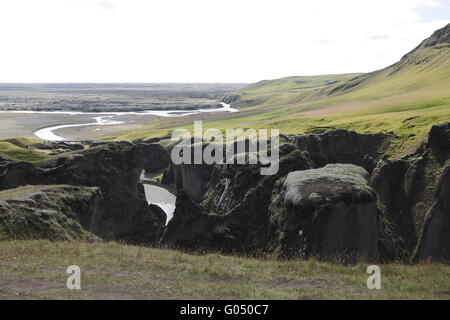 Fjaðrárgljúfur-Schlucht und das Lavafeld Eldhraun nahe Handelsort Dorf. Skaftárhreppur Gemeinde Stockfoto