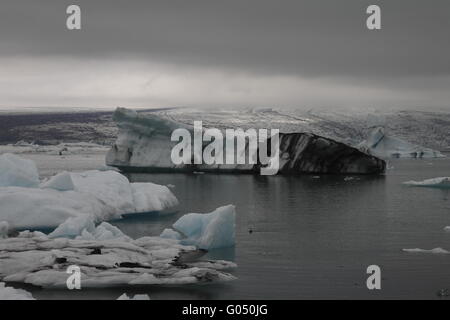 Eisberge in Jökulsárlón. Gletscherlagune Jökulsárlón ist eine Lagune gebildet vor den Gletscher Breiðamerkurjökull Sou Stockfoto
