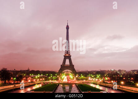 Eiffel-Turm am Sonnenaufgang, Paris, Frankreich Stockfoto