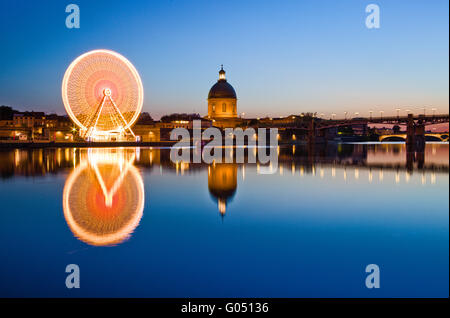 Großes Riesenrad am Abend in Toulouse Frankreich Stockfoto