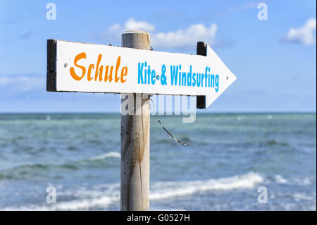 Melden Sie eine Surfschule am Strand der Ostsee Stockfoto