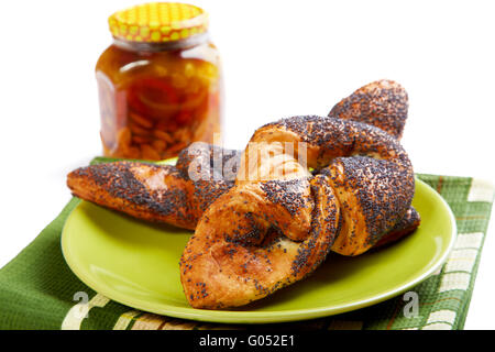 Brötchen Sie mit Mohn und Honig Glas isoliert auf weißem Hintergrund Stockfoto