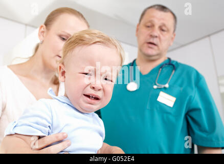 Junge ist erschrocken und Weinen in einer medizinischen Studie. Stockfoto
