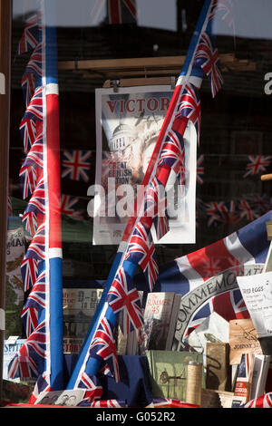 Großbritannien, England, Yorkshire, Haworth 40er Jahre Wochenende Schaufenster gekleidet mit 40er Erinnerungsstücke Stockfoto