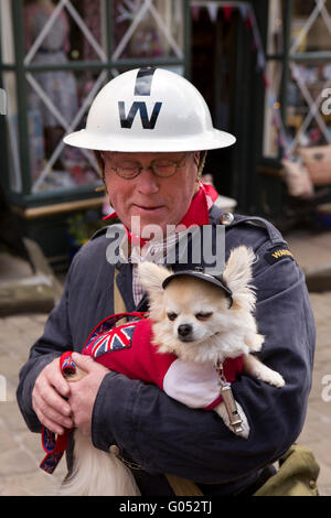 Großbritannien, England, Yorkshire, Haworth 40er Jahre Wochenende, Anthony Sedgwick mit Kakao Stockfoto