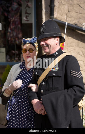 Großbritannien, England, Yorkshire, Haworth 40er Jahre Wochenende, ehemalige Rumpf Polizist Tony Dickinson mit Frau Gill Stockfoto