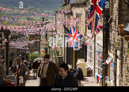 UK, England, Yorkshire, Haworth 40er Jahre Wochenende, Main Street, geschmückt mit Girlanden und Fahnen Stockfoto