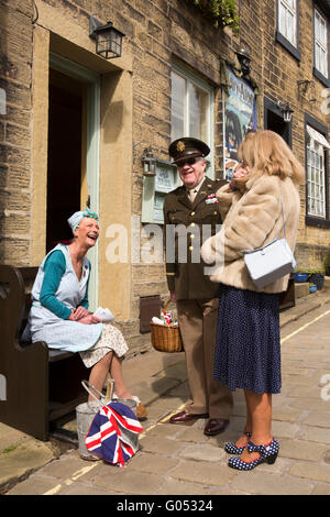 Haworth 40er Jahre Wochenende Janet Croden, der Forteas Teestube, im Chat David und Irene Howard von Blackburn, Yorkshire, England, UK Stockfoto