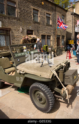 Großbritannien, England, Yorkshire, Haworth 40er Jahre Wochenende, Main Street, Bren Gun auf Jeep parkten außerhalb Heimwehr-Hauptsitz Stockfoto