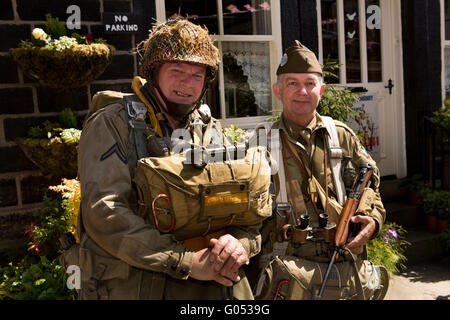 Großbritannien, England, Yorkshire, Haworth 40er Jahre Wochenende, Freddie Smith und Steve Bloy, einheitliche Re-enactment in US-army Stockfoto