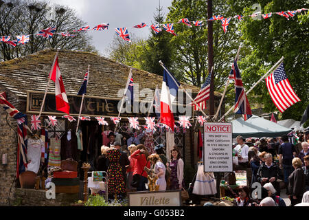 Großbritannien, England, Yorkshire, Haworth 40er Jahre Wochenende, Main Street, Besucher Schlange, um in Souk Vintage Shop bekommen Stockfoto