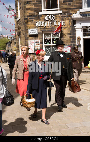 Großbritannien, England, Yorkshire, Haworth 40er Jahre Wochenende, Main Street, Besucher in Tracht vor White Lion Pub Stockfoto