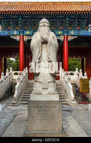 Statue von Canfucius. Konfuzius-Tempel. Beijing. China. Der Konfuziustempel in Beijing ist der zweitgrößte konfuzianischen Templ Stockfoto