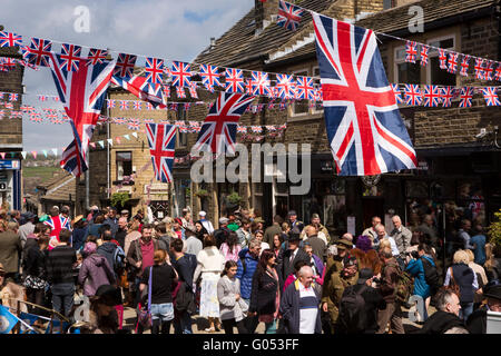Großbritannien, England, Yorkshire, Haworth 40er Jahre Wochenende, Scharen von Besuchern in die Hauptstraße Stockfoto